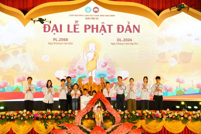 Trao quà đến các em học sinh nghèo hiếu học