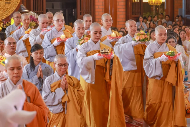 Chư Ni chùa Thiên Quang dâng lục cúng dường