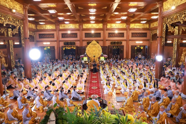 Đông đảo Phật tử về chùa dự lễ