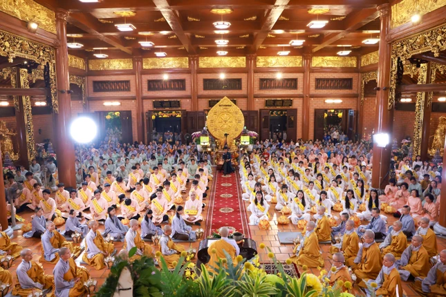 Đông đảo Phật tử về chùa dự lễ