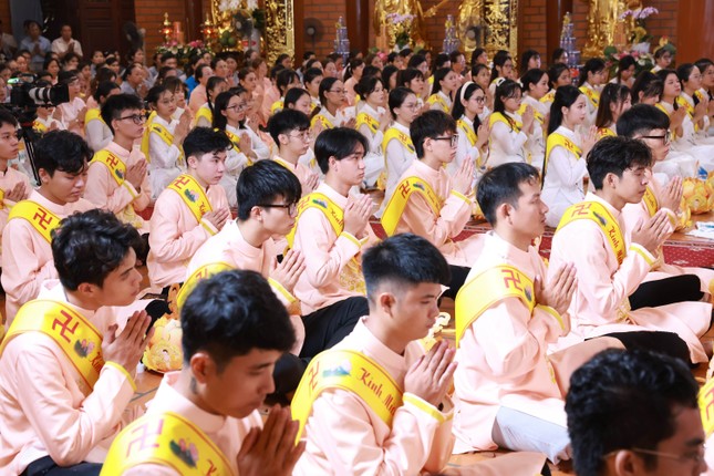 Các bạn trẻ về chùa dự lễ