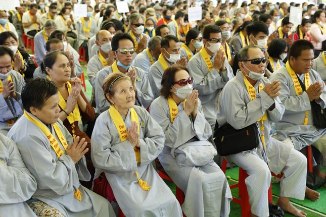 Bà con khiếm thị về chùa Thiên Quang nhận quà