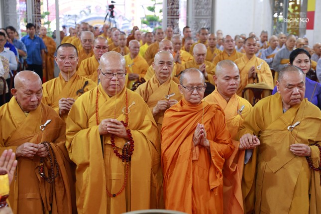 Chư tôn đức niêm hương bạch Phật