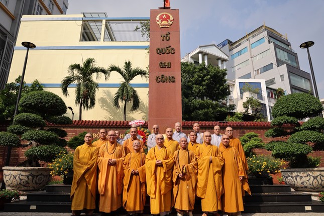 Cũng trong sáng 11-4 ÂL, chư tôn đức Ban Trị sự GHPGVN Q.Phú Nhuận đã đến Đài Liệt sĩ Q.Phú Nhuận đặt vòng hoa, thắp hương tưởng niệm tri ân anh linh các anh hùng liệt sĩ