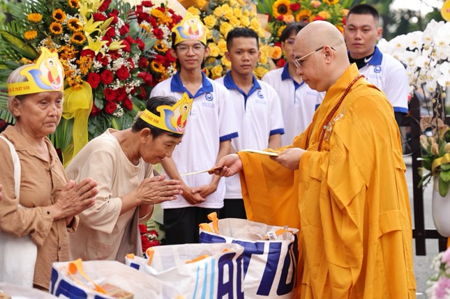 Trao quà đến các hộ gia đình khó khăn