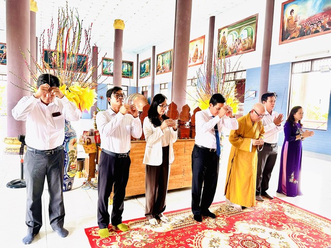 Lãnh đạo tỉnh Ninh Thuận dâng hương tại chánh diện chùa Sùng Ân