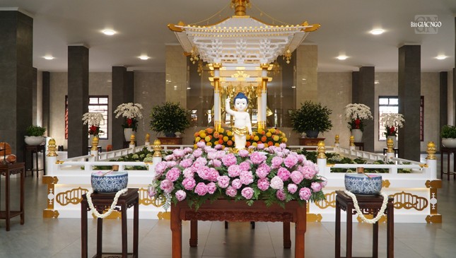 Lễ đài Phật đản được thiết trí tại chùa Phổ Quang