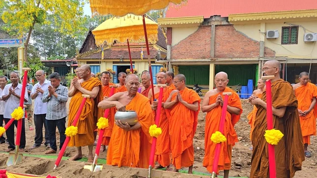 Hòa thượng Thạch Sok Xane cử hành nghi thức sái tịnh Hòa thượng Thạch Sok Xane cử hành nghi thức sái tịnh