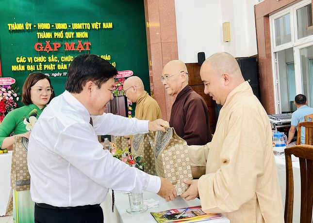 Trao quà mừng Phật đản đến chư tôn đức