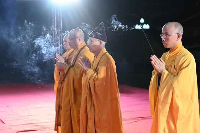 Chư tôn đức niêm hương bạch Phật