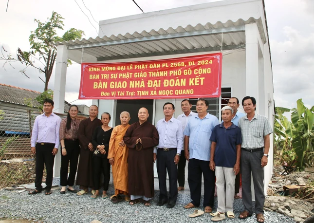 Bàn giao nhà Đại đoàn kết đến hộ bà Nguyễn Thị Kim Loan