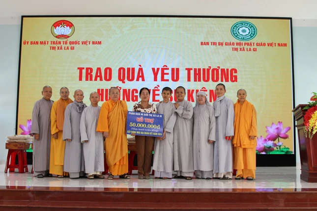 Phân ban Ni giới TX.La Gi trao bảng tượng trưng hỗ trợ 50 triệu đồng để gây quỹ xây nhà tình thương