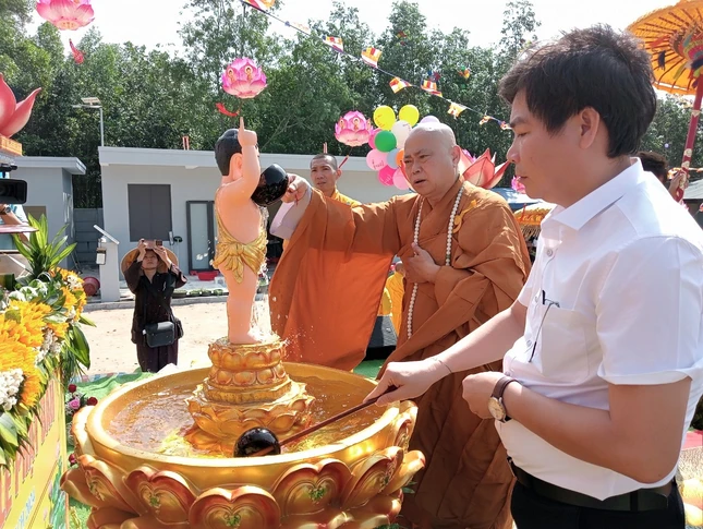 Cử hành nghi thức Tắm Phật