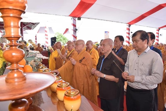 Niêm hương bạch Phật