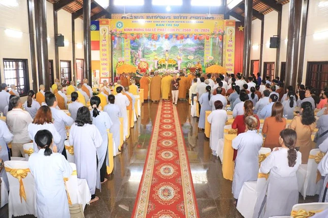 Đông đảo Phật tử về chùa dự lễ