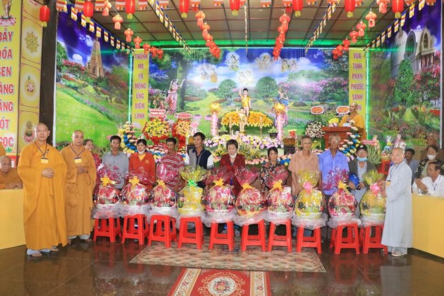 Trao quà từ thiện đến các hộ nghèo