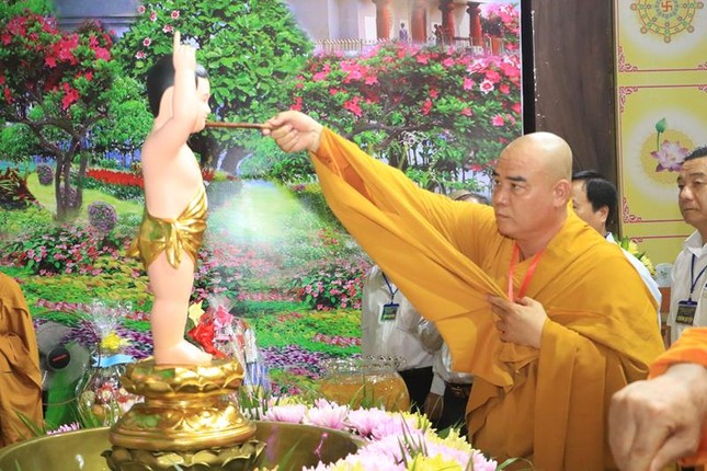 Thượng tọa Thích Tĩnh Triệt cử hành nghi thức Tắm Phật