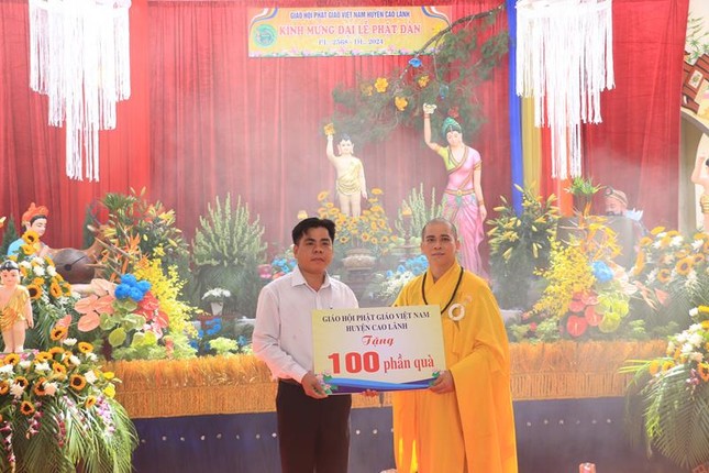 Ban Trị sự GHPGVN H.Cao Lãnh trao tặng 100 phần quà đến các hoàn cảnh khó khăn nhân lễ Phật đản