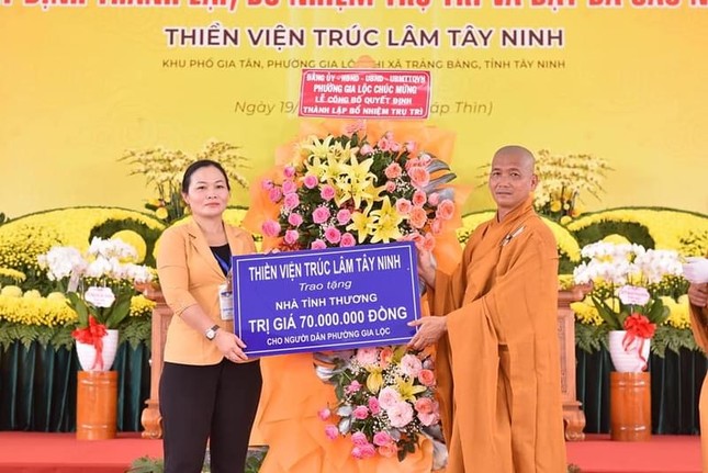 Trao bảng tượng trưng ủng hộ số tiền 70 triệu đồng để xây nhà tình thương