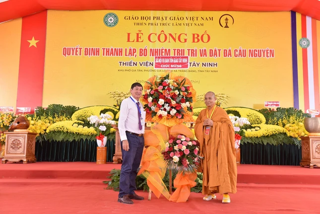 Sở Nội vụ - Ban Tôn giáo tỉnh Tây Ninh tặng hoa chúc mừng