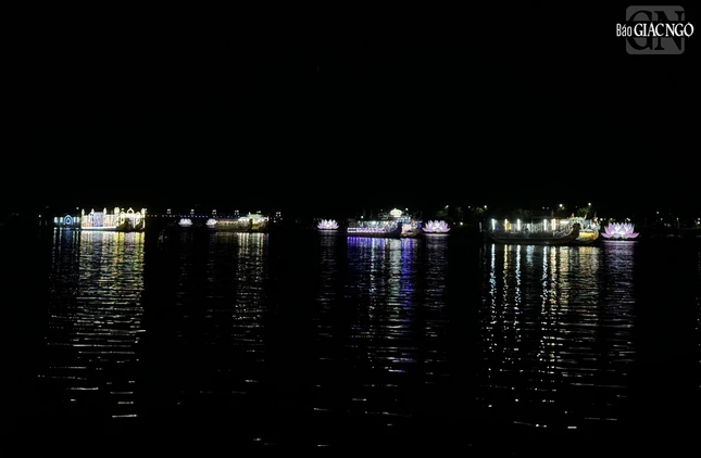 Dòng Hương Giang trở nên lung linh, huyền diệu hơn trong đêm diễu hành thuyền hoa cúng dường Phật đản