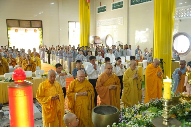 Niêm hương đảnh lễ Tam bảo