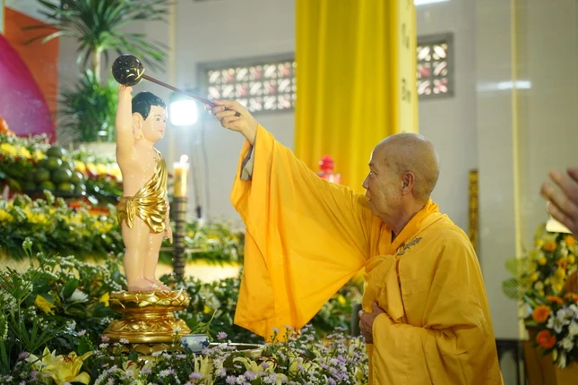 Chư tôn đức cử hành nghi thức Tắm Phật