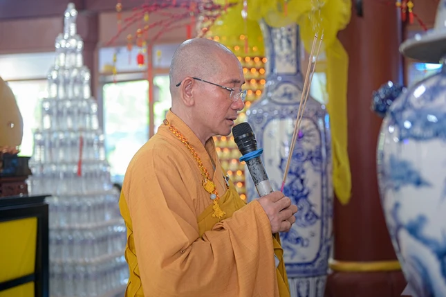 Thượng tọa Thích Tịnh Tâm, trụ trì chùa Hoằng Linh niêm hương bạch Phật