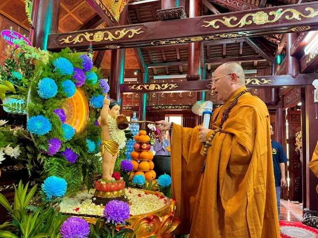 Cử hành nghi thức Tắm Phật