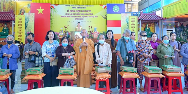 Chùa Hoằng Linh trao tặng 100 phần quà đến người khiếm thị và các hoàn cảnh khó khăn