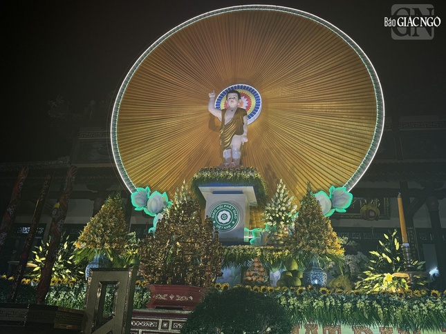 Tôn tượng Đức Phật đản sinh được tôn trí tại lễ đài tổ đình Từ Đàm sau khi rước từ Quốc tự Diệu Đế Tôn tượng Đức Phật đản sinh được tôn trí tại lễ đài tổ đình Từ Đàm sau khi rước từ Quốc tự Diệu Đế