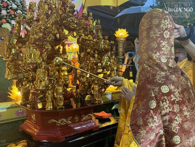 Trưởng lão Hòa thượng Chứng minh cử hành lễ Mộc dục Trưởng lão Hòa thượng Chứng minh cử hành lễ Mộc dục