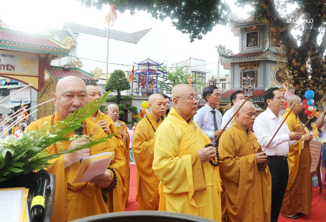 Chư tôn đức, đại biểu chính quyền niêm hương bạch Phật