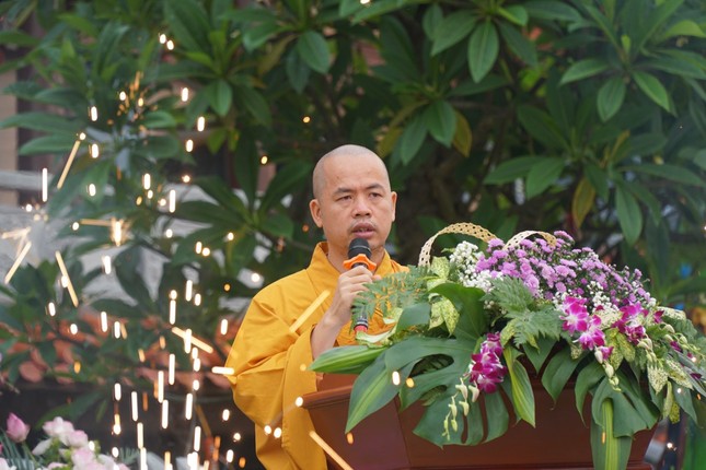 Thượng tọa Thích Thanh Lâm cung tuyên bức Thông điệp Đại lễ Phật đản Phật lịch 2568