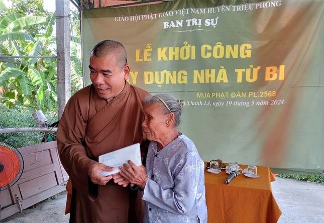 Đại đức Thích Nguyên Mãn trao kinh phí xây dựng nhà đến cụ bà Nguyễn Thị Cháu