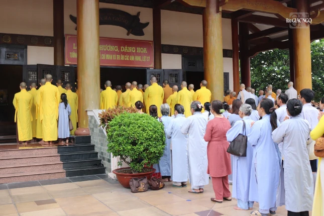 Trước đó, chư Tăng Ni, Phật tử H.Hóc Môn cũng đã đến dâng hương tại Khu tưởng niệm Liệt sĩ Ngã Ba Giồng