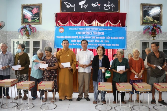 Trao quà đến các hộ nghèo, hộ có hoàn cảnh khó khăn trên địa bàn huyện