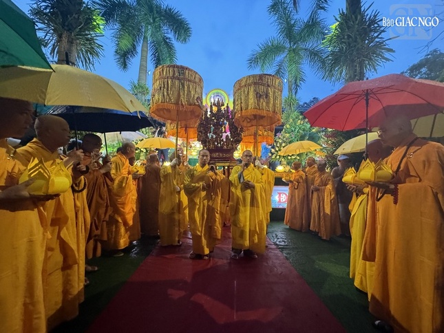 Cung nghinh kim thân Đức Phật sơ sinh Cung nghinh kim thân Đức Phật sơ sinh