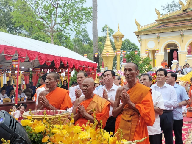 Chư Tăng, đại biểu niêm hương bạch Phật