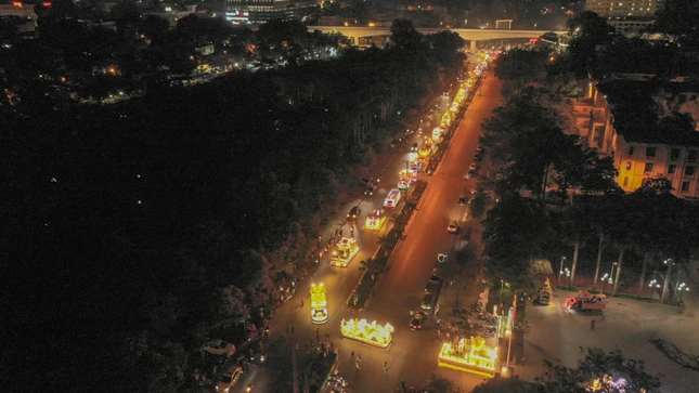 Đoàn diễu hành xe hoa xuất phát từ Trung tâm Văn hóa TP.Hà Nội đi theo tuyến đường Phùng Hưng - đường Trần Phú - đường Nguyễn Trãi - Ngã tư Nguyễn Xiển, Khuất Duy Tiến - đường Nguyễn Trãi - đường Trần Phú - đường Quang Trung - Ngã tư Ngô Thì Nhậm, Tô Hiệu - đường Quang Trung - đường Phùng Hưng và quay trở về Trung tâm Văn hóa