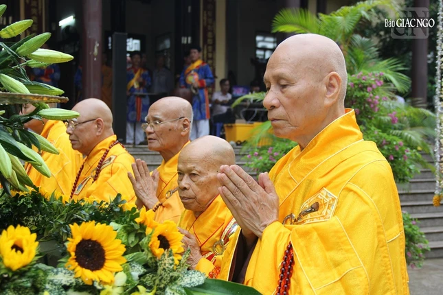 Chư tôn giáo phẩm chứng minh buổi lễ