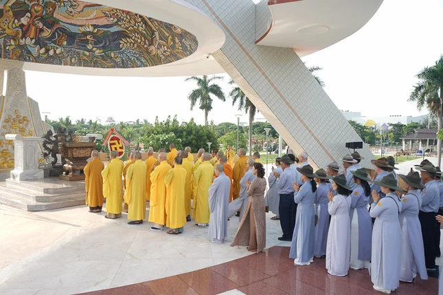 Chư Tăng Ni, Phật tử đặt vòng hoa, dâng hương tưởng niệm anh hùng liệt sĩ Chư Tăng Ni, Phật tử đặt vòng hoa, dâng hương tưởng niệm anh hùng liệt sĩ