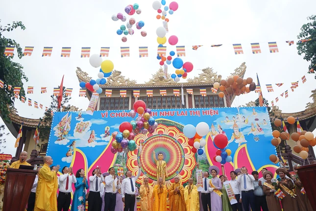 Thả bóng bay cầu nguyện hòa bình Thả bóng bay cầu nguyện hòa bình