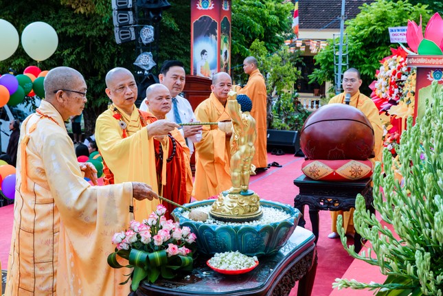 Chư tôn đức cử hành nghi thức Tắm Phật