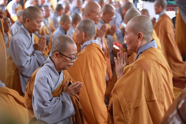 Nhị vị Ni trưởng đối thú an cư