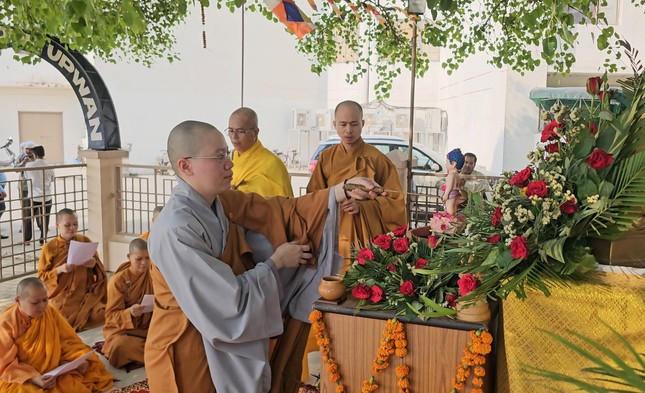 Cử hành nghi thức Tắm Phật