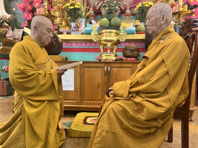 Nhị vi Hòa thượng đối thú an cư