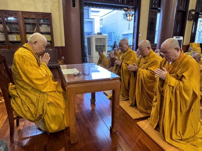 Chư Tăng tuần tự theo hạ lạp tác pháp thọ an cư Chư Tăng tuần tự theo hạ lạp tác pháp thọ an cư