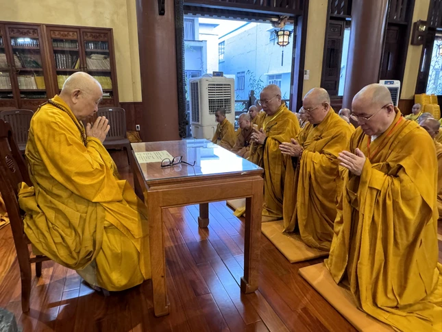 Chư Tăng tuần tự theo hạ lạp tác pháp thọ an cư