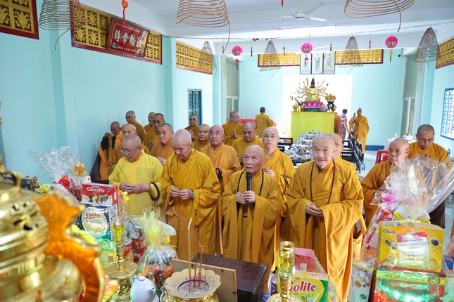 Chư tôn giáo phẩm thắp hương tưởng niệm